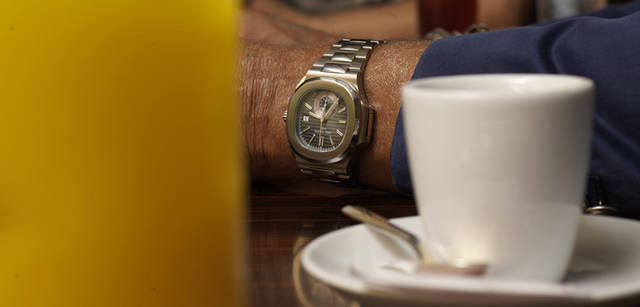 <strong>BOGLIOLI｜ボリオリ</strong> 左腕にはマルコと同じノーチラス。ピエルイジは時計のコレクターでもある。