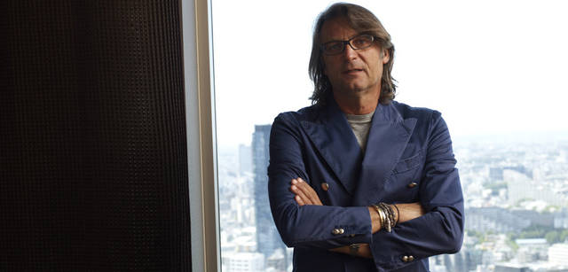 <strong>BOGLIOLI｜ボリオリ</strong> 袖口の飾りボタンを２つ外すのが、ピエルイジ流の着方である。