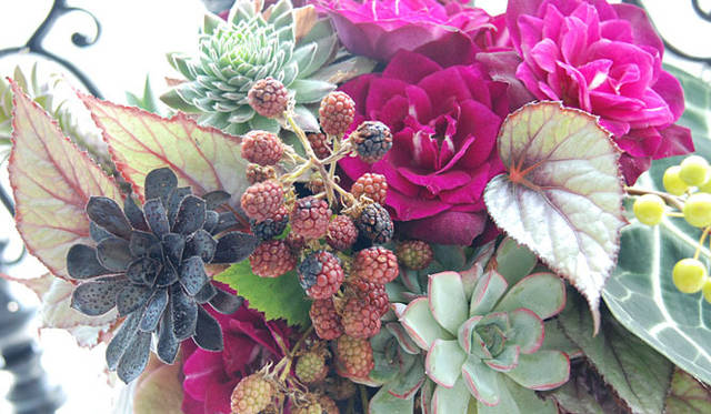 <strong>和気雅美｜FLORALUXE </strong>　 FLORALUXEの秋のテーマカラーは“紫と青”