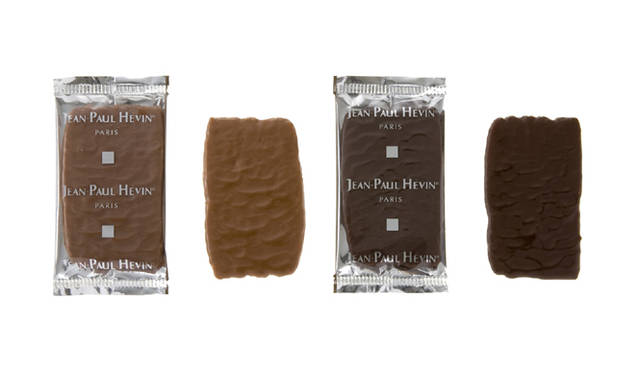 <strong>JEAN-PAUL HÉVIN｜ジャン＝ポール・エヴァン</strong>　2010年秋冬新作コレクション「Go-Hô-Bi コレクション」　左から、「クラッカン レ」（さくさくのサブレをミルクチョコレートでコーティング）、「クラッカン ノワール」（さくさくのサブレをビターチョコレートでコーティング）　各263円
