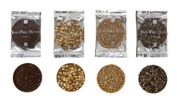 <strong>JEAN-PAUL HÉVIN｜ジャン＝ポール・エヴァン</strong>　2010年秋冬新作コレクション「Go-Hô-Bi コレクション」　左から、「プティパレ ノワール」（ヴェネズエラ産70％カカオを使用したビターチョコレート）、「プティパレ レ ブレジリエン」（南米産カカオを使用したミルクチョコレートにアーモンドをトッピング）、「プティパレ レ ココ」（ミルクチョコレートにココナッツをトッピング）、「プティパレ ノワール カフェ」（ビターチョコレートに砕いたコーヒー豆をトッピング）　各158円