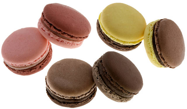 <strong>JEAN-PAUL HÉVIN｜ジャン＝ポール・エヴァン</strong>　2010年秋冬新作コレクション「B・マカロン」　左上から時計まわりに、「フレーズイン」（いちごと野いちご風味のホワイトチョコレートガナッシュ）、「ミエリン」（モンターニュ、ラベンダー、ヒースの3種のはちみつの香り豊かなガナッシュ）、「フィギン」（いちじくの果肉入りガナッシュにエストラゴンの香り）　B・マカロン 各263円