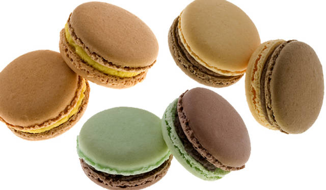 <strong>JEAN-PAUL HÉVIN｜ジャン＝ポール・エヴァン</strong>　2010年秋冬新作コレクション「B・マカロン」　左上から時計まわりに、「マング コリアンドリン」（クリーミーなマンゴー風味のホワイトチョコレートガナッシュにコリアンダーの香りをプラス）、「パッションイン」（パッションフルーツ風味のチョコレートガナッシュは、果肉のぷちぷちとした食感がアクセント）、「ピスターシュイン」（ピスタチオ風味のパートダマンドとビターチョコレートガナッシュのコンビネーション）　B・マカロン 各263円