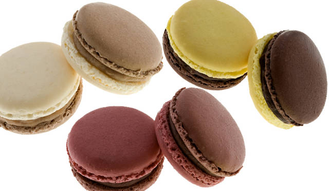 <strong>JEAN-PAUL HÉVIN｜ジャン＝ポール・エヴァン</strong>　2010年秋冬新作コレクション「B・マカロン」　左上から時計まわりに、「パンプルムースイン」（甘さと酸味を愉しむグレープフルーツ風味のガナッシュ）、「キャラメリン」（ヌガティーヌのかりっとした食感が愉しめるキャラメル風味のガナッシュ）、「フランボワーズイン」（フランボワーズの果肉入りガナッシュに、なんと胡椒のアクセントをプラス！）　B・マカロン 各263円