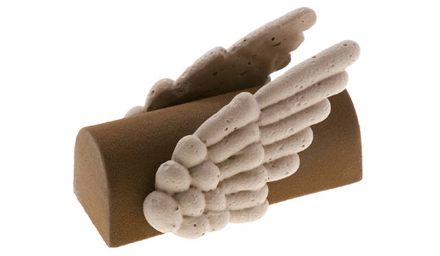 <strong>JEAN-PAUL HÉVIN｜ジャン＝ポール・エヴァン</strong>　2010年ノエルコレクション「Envie de Voler（＝空を飛ぶ願望）」　メレンゲでできた翼を広げ、空高く飛び立つときを夢見て──。　Envie de Voler 5460円