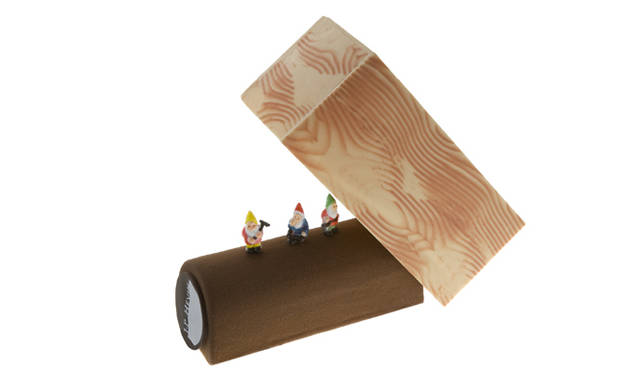 <strong>JEAN-PAUL HÉVIN｜ジャン＝ポール・エヴァン</strong>　2010年ノエルコレクション「Envie Secrète（＝秘密の願望）」　キュートな小人が行進するかわいらしい見た目のしたに濃厚なショコラの味わいを隠して。　Envie Secrète 6825円　（伊勢丹新宿店、伊勢丹浦和店（11月3日オープン）、広島アンデルセン店、岩田屋博多店 限定）