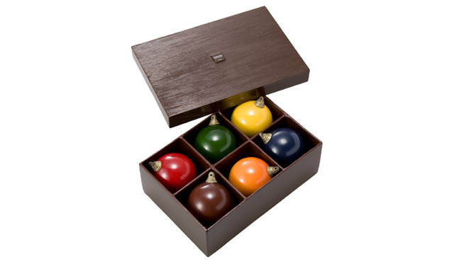 <strong>JEAN-PAUL HÉVIN｜ジャン＝ポール・エヴァン</strong>　2010年ノエルコレクション「Envie ďêtre décoratif（＝デコラティブでありたい願望）」　間近で見ても本物にしか見えないオーナメントも箱も、すべてショコラでできているというから驚きだ。そのクオリティの高さをぜひその目で確かめて！　Envie ďêtre décoratif 1万5750円