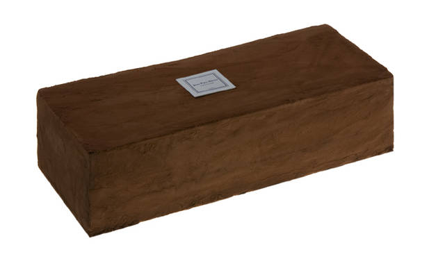 <strong>JEAN-PAUL HÉVIN｜ジャン＝ポール・エヴァン</strong>　ショコラのビスキュイとムースを重ねたなめらかな口どけが魅力の「マルコポーロ」は、冷蔵配送用。遠くのあのひとにサプライズプレゼントしてみては？　マルコポーロ 5250円（送料込み）