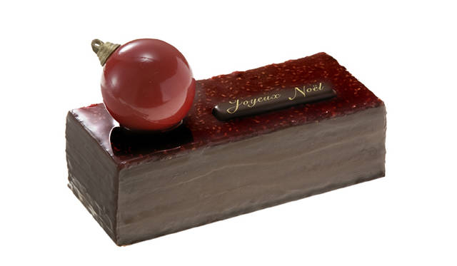 <strong>JEAN-PAUL HÉVIN｜ジャン＝ポール・エヴァン</strong>　2010年ノエルコレクション「ショコラフランボワーズ ノエル」　鮮やかなクリスマスオーナメントが飾られたモダンな「ショコラフランボワーズ ノエル」でパーティーを彩って。　ショコラフランボワーズ ノエル 3990円　（伊勢丹新宿店、伊勢丹浦和店（11月3日オープン）、広島アンデルセン店、岩田屋博多店 限定）