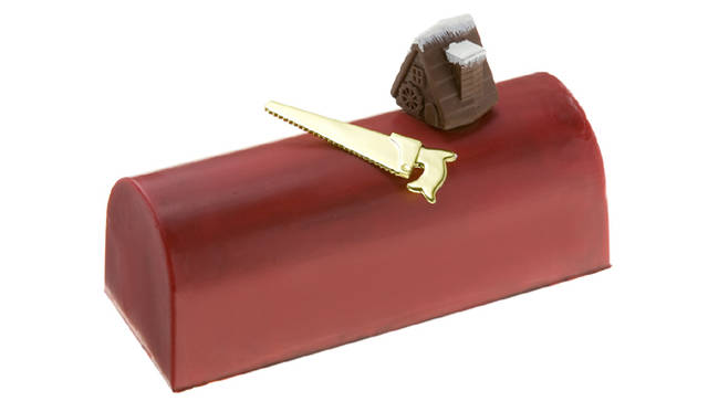 <strong>JEAN-PAUL HÉVIN｜ジャン＝ポール・エヴァン</strong>　2010年ノエルコレクション「ビュッシュ ヴォワヤージュ」　フランボワーズのジュレを、ショコラ入りヘーゼルナッツ生地で巻き、ガナッシュでコーティングした「ビュッシュ ヴォワヤージュ」はこちらも配送可能。鮮やかな赤のボディにゴールドのノコギリがクール！　ビッシュ ヴォワヤージュ 5775円（送料込み）