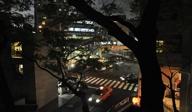 <b>塚田有一│みどりの触知学</b>　第9回：温室企画のイベント 「月夜の読書室」 へのお誘い　「温室から代官山・旧山手通りを望む」