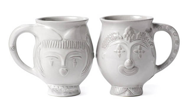 <strong>BARNEYS NEW YORK｜バーニーズ　ニューヨーク</strong>　　「VERY BARNEYS STYLE！ Featuring JONATHAN ADLER」<br>＜POTTERY＞ 表と裏で表情がちがうユーモアなマグカップ（左／表、右／裏）各5250円