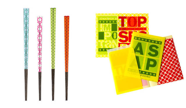 <strong>BARNEYS NEW YORK｜バーニーズ　ニューヨーク</strong>　　「VERY BARNEYS STYLE！ Featuring JONATHAN ADLER」<br>＜LIMITED ITEMS＞ 左／限定お箸各1050円　右／クリアファイル（上・シングル2枚セット）630円、（下・ダブル2枚セット）1050円