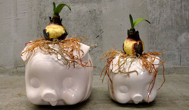 <strong>DESIGNTIDE TOKYO 2010｜伊勢丹新宿店</strong>　本館5階＝インテリア特設会場 「PIGGY BANK COLLECTION」<br>Make up PIGGY BANK COLLECTION ― 懐かしのブタの貯金箱コレクション ―　「東 信（フラワーアーティスト）」