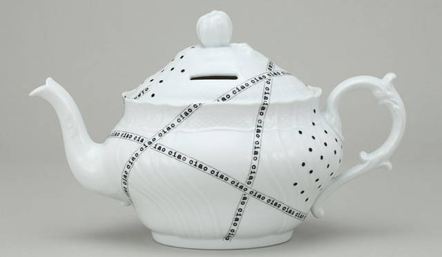 <strong>DESIGNTIDE TOKYO 2010｜伊勢丹新宿店</strong>　本館5階＝インテリア特設会場 「PIGGY BANK COLLECTION」<br>WORLD PIGGY BANK COLLECTION　「パオラ・ナヴォーネ × リチャード ジノリ（デザイナー／イタリア）」