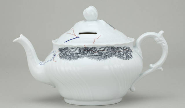 <strong>DESIGNTIDE TOKYO 2010｜伊勢丹新宿店</strong>　本館5階＝インテリア特設会場 「PIGGY BANK COLLECTION」<br>WORLD PIGGY BANK COLLECTION　「パオラ・ナヴォーネ × リチャード ジノリ（デザイナー／イタリア）」