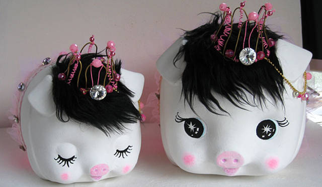 <strong>DESIGNTIDE TOKYO 2010｜伊勢丹新宿店</strong>　本館5階＝インテリア特設会場 「PIGGY BANK COLLECTION」<br>Make up PIGGY BANK COLLECTION ― 懐かしのブタの貯金箱コレクション ―　「yasuyo（イラストレーター／ワイヤーオブジェアーティスト）」