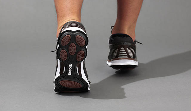 <strong>Reebok｜リーボック</strong>　ランニング用トーニングシューズ　「RunTone™」　カラー｜アルミニウム・ピュアシルバー・アンティークコッパー・ブラック<br>履き心地は、まるで砂浜を走っているような心地よさ。舗装道を走るシティランナーにはぜひ試してほしい。