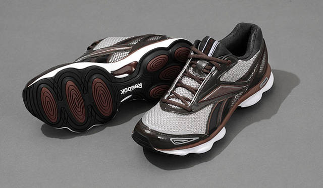 <strong>Reebok｜リーボック</strong>　ランニング用トーニングシューズ　「RunTone™」　カラー｜アルミニウム・ピュアシルバー・アンティークコッパー・ブラック<br>アッパー部から縫い目を排除し、快適なフィット感を実現する新構造の「SMOOTHFIT」を搭載。