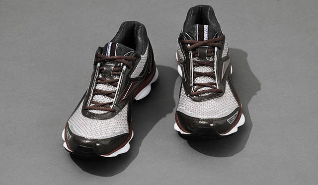 <strong>Reebok｜リーボック</strong>　ランニング用トーニングシューズ　「RunTone™」　カラー｜アルミニウム・ピュアシルバー・アンティークコッパー・ブラック<br>“トーニング”には調整の意味もあって、無理をしがちなビギナーには足を痛めない効果もありそう。