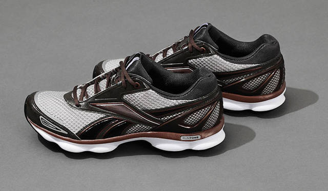 <strong>Reebok｜リーボック</strong>　ランニング用トーニングシューズ　「RunTone™」　カラー｜アルミニウム・ピュアシルバー・アンティークコッパー・ブラック<br>メンズのデザインにははっきりしたアクセントカラーが、ウィメンズはポップなカラーを採用。メンズのカラーはほかに、シルバー・ウルトラマリン ・ホワイト・ブラック・コメット／ホワイト・シルバー・コメット／ブラック・ピュアシルバー・ホワイトの全4色。ウィメンズも4色ある。