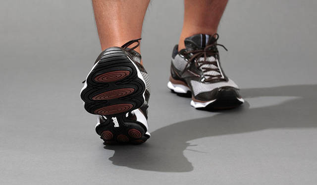 <strong>Reebok｜リーボック</strong>　ランニング用トーニングシューズ　「RunTone™」　カラー｜アルミニウム・ピュアシルバー・アンティークコッパー・ブラック<br>クッション性に目が奪われがちだが、接地の安定感も抜群。