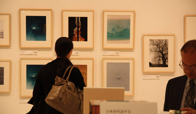 more trees｜more tree展スタート！　著名作家の作品が5～10万円で手に入る今回の目玉企画では、すでにレセプションと初日を合わせて50枚の作品が完売したという。