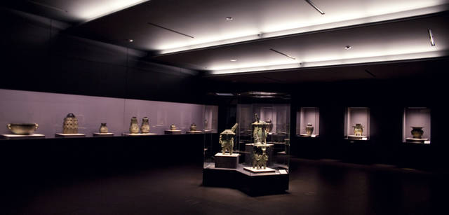 <strong>CITROEN DS3｜シトロエン DS3</strong>　BC13世紀の中国青銅器が展示室４に並ぶ。古代中国における驚異の金属加工技術を観ることができる。