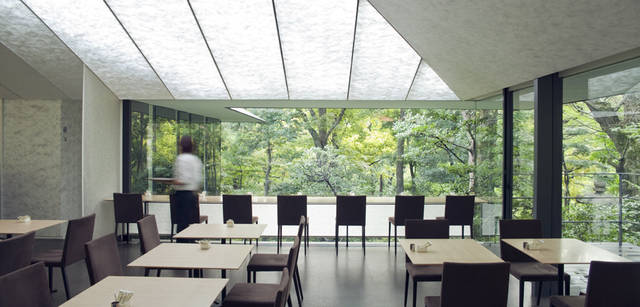 <strong>CITROEN DS3｜シトロエン DS3</strong>　庭園の一角に建てられた「NEZUCAFÉ」では、美しい緑の景色も楽しめる。