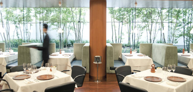 <strong>CITROEN DS3｜シトロエン DS3</strong>　ガラスを多く使い採光のよい室内。