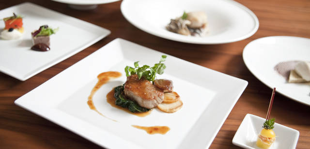 <strong>CITROEN DS3｜シトロエン DS3</strong>　8800円の「2nd Anniversary Special Course Menu」から。メインの肉料理「カナダ産仔牛のステーキ、マデラ酒とエシャロットのソース」。