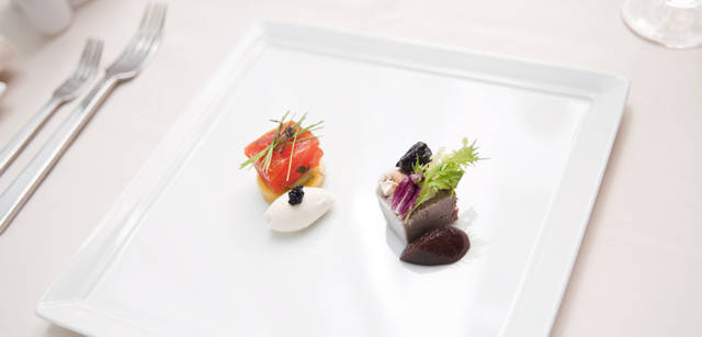 <strong>CITROEN DS3｜シトロエン DS3</strong>　8800円の「2nd Anniversary Special Course Menu」から。前菜の「クラブラクス  ノルウェーサーモンのマリネ(左）＆鹿肉とフォアグラのテリーヌ（右）」。