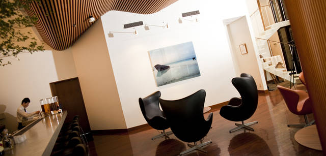<strong>CITROEN DS3｜シトロエン DS3</strong>　北欧モダンデザインの巨人・アルネ・ヤコブセンによる名作椅子、エッグチェアとスワンチェアが贅沢に配されたバー・ラウンジ。