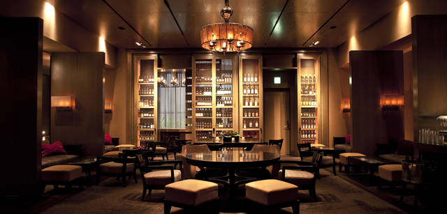 <strong>CITROEN DS3｜シトロエン DS3</strong>　トニー チーが内装を手がけたバー「マデュロ」。ホテルのバーとしては異例といえる広い空間。