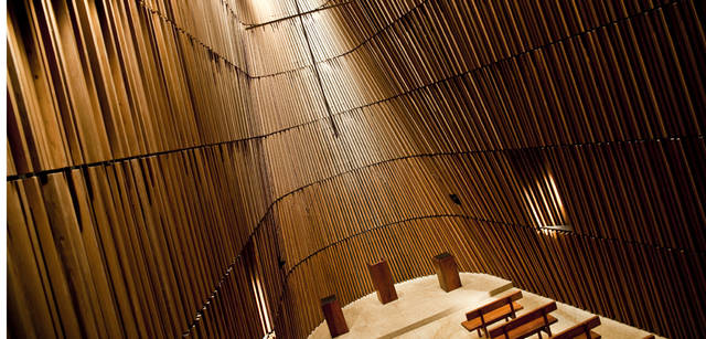 <strong>CITROEN DS3｜シトロエン DS3</strong>　杉本貴志氏が手がけた「グランドチャペル」。巨大な十字架が圧倒的な存在感。