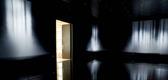 <strong>CITROEN DS3｜シトロエン DS3</strong>　「神殿」前ホワイエの壁画、千住博作「ウォーターフォールズ」。