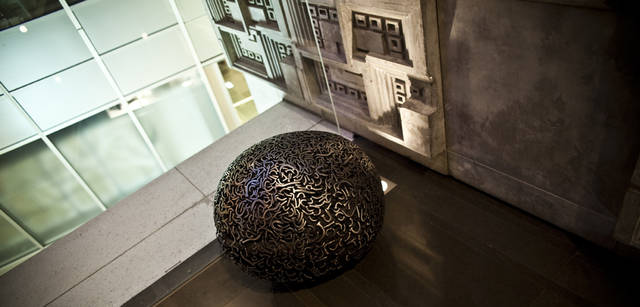 <strong>CITROEN DS3｜シトロエン DS3</strong>　「けやき坂」入り口もアート作品が迎えてくれる。