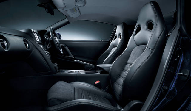 <strong>日産｜NISSAN GT-R</strong><br>GT-R Pure edition