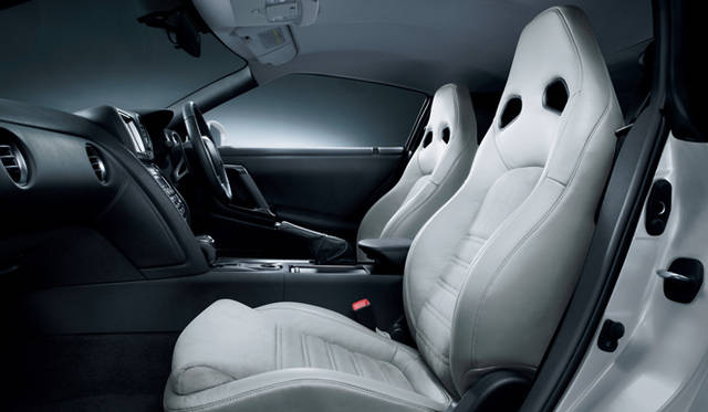 <strong>日産｜NISSAN GT-R</strong><br>GT-R Premium edition