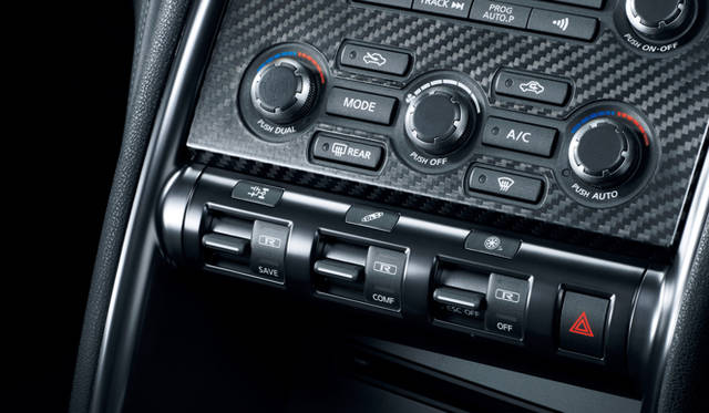 <strong>日産｜NISSAN GT-R</strong>