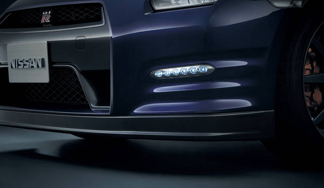 <strong>日産｜NISSAN GT-R</strong><br>LEDハイパーデイライト
