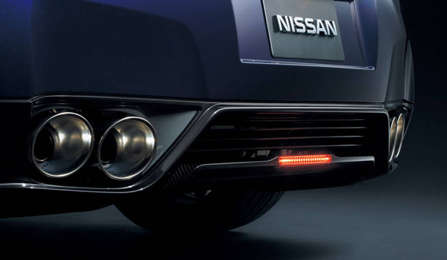 <strong>日産｜NISSAN GT-R</strong><br>LEDリヤフォグランプ