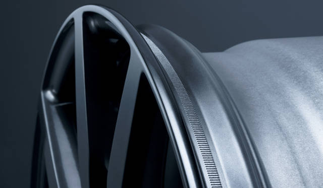 <strong>日産｜NISSAN GT-R</strong><br>ローレット加工のほどこされたホイール