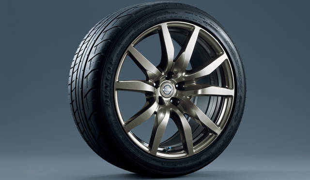 <strong>日産｜NISSAN GT-R</strong><br>ディーラーオプションとして用意されているハイパーチタンカラーコートのアルミホイール