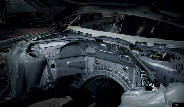 <strong>日産｜NISSAN GT-R</strong><br>カーボン製ストラットサポートバー