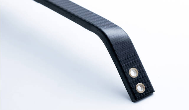 <strong>日産｜NISSAN GT-R</strong><br>カーボン製ストラットサポートバー