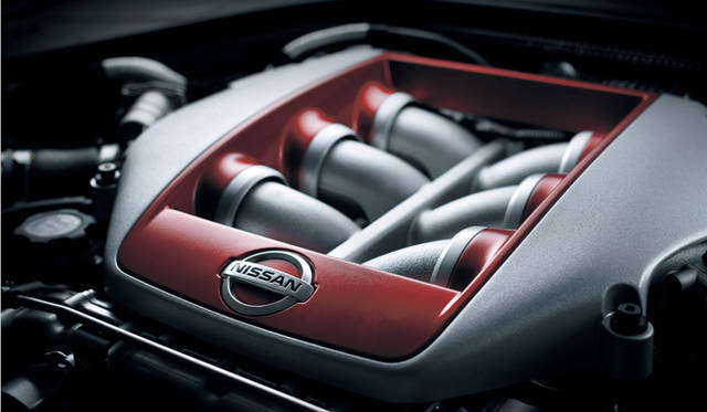 <strong>日産｜NISSAN GT-R</strong><br>3.8リッター V6エンジンを覆うエンジンヘッドカバー