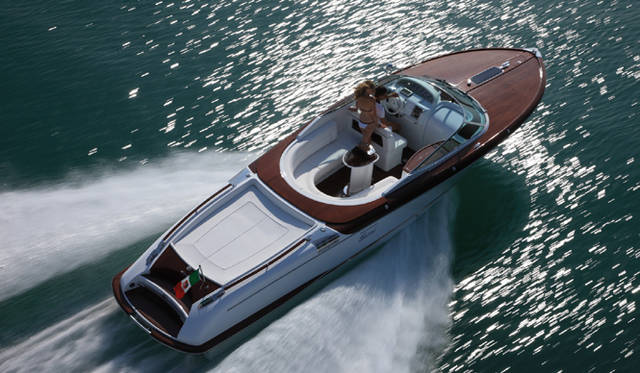 <strong>GUCCI｜グッチ</strong>　オーダーメイドボート「AQUARIVA BY GUCCI」