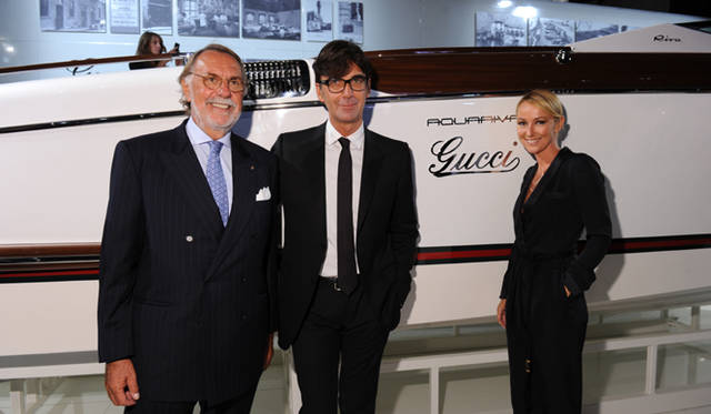 <strong>GUCCI｜グッチ</strong>　左から、フェレッティ・グループCEOノルベルト・フェレッティ、グッチ社長兼CEOパトリツィオ・ディ・マルコ、グッチ クリエイティブ・ディレクターのフリーダ・ジャンニーニ。