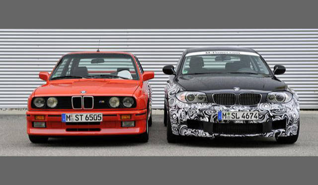 <strong>BMW 1Series M Coupe｜ビー・エム・ダブリュー 1シリーズ M クーペ</strong><br>初代のM3と並べられているこのショットで、おそらくM3を意識したつくりがなされていることが予測できる。
